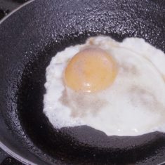 目玉焼きをつくる。(お好みでしお・こしょう)