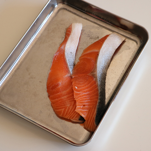 生鮭は両面に塩を振って10分程度置き、水分をしっかりふき取って食べやすい大きさに切る。