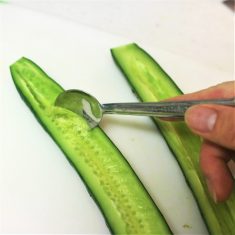 にんにくはみじん切りにする。