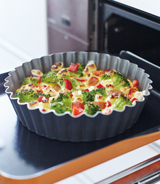 丸い形はタルト型で再現。野菜を並べたところにそっと卵液を流し入れて、そのまま焼くので野菜の色や形がとてもキレイです。