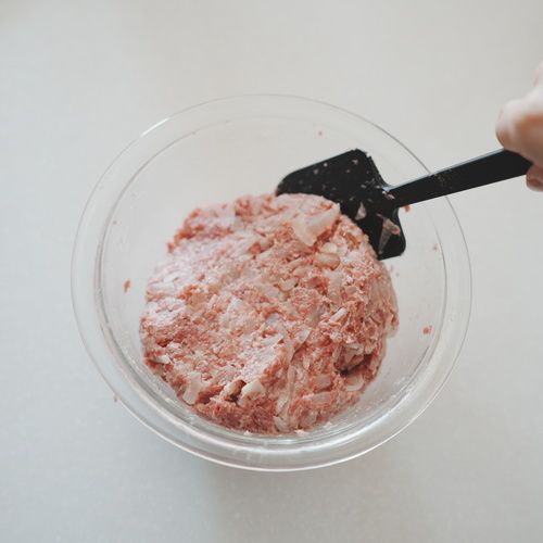 ボウルに合いびき肉と塩、ナツメグを加えて粘り気が出るまで混ぜる。
玉ねぎと卵も加える。
パン粉に牛乳を加えたものも加えてよく混ぜる。