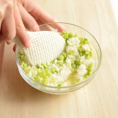 ①をきびごはんと白ごはんをおよそ2：3くらい割合で分けボールに入れる。白ごはんに②と液体塩こうじを混ぜ合わせる。