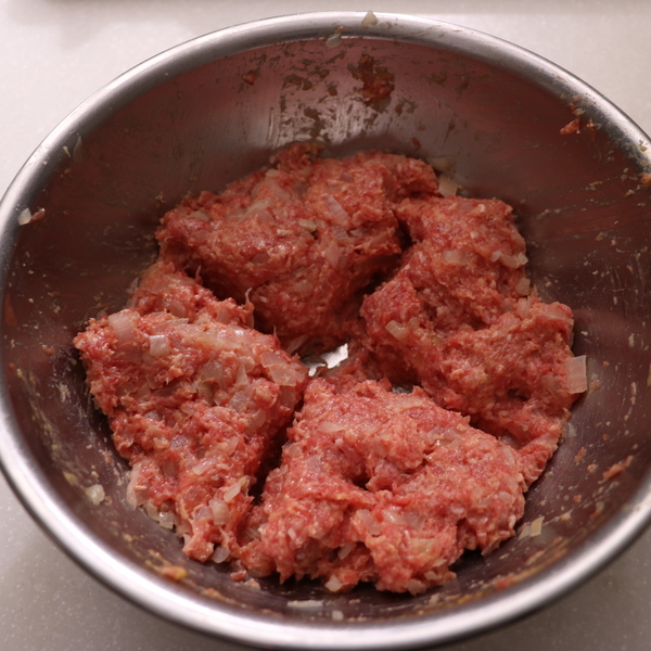 あいびき肉に塩を加えて粘り気が出るまでしっかり混ぜ、=A=とキャベツの芯も加えて混ぜ、4等分にする。