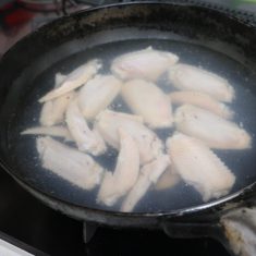 ①の手羽先を熱湯でさっと湯通しし、ざるにあげて水で軽く洗い、血や臭みを綺麗にする。