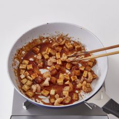 ③のフライパンにサラダ油大さじ1/2を足し、むきえび、厚揚げをいれ、中火で炒める。