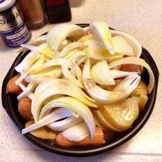 いったんオーブンから取り出し、とろけるチーズをかける。チーズが溶けるまで3分ほど焼いてできあがり。