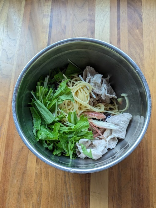 ボウルに＝Ａ＝を合わせ、全ての材料を混ぜ合わせる。
