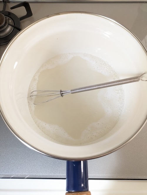 小鍋に粉寒天・水を入れて良く混ぜてから沸騰させたら1分加熱する。
砂糖を加え、泡立てないように良く混ぜる。