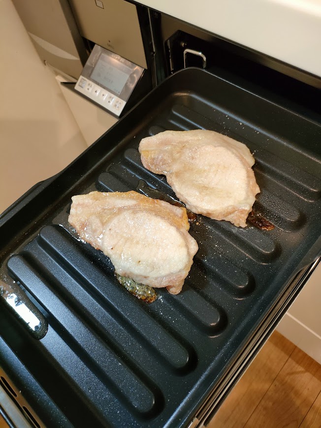 調理モード［とりもも焼き・中］でグリルする。
