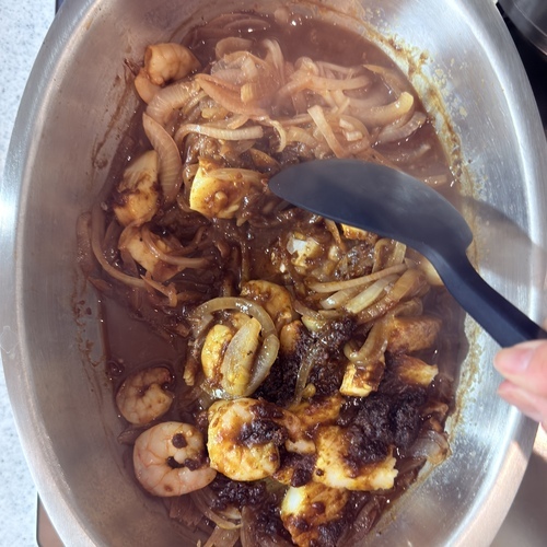 加熱後に本体の中をかき混ぜてカレールウをなじませる。