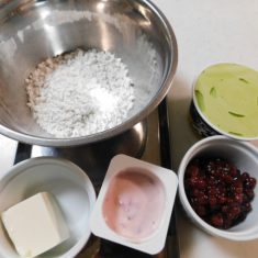 白玉粉は、ボールに50gにわけ、それぞれにイチゴヨーグルトと、豆腐をいれる。