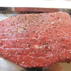 牛肉は、冷蔵庫から1時間ほど前に出しておき、塩、こしょうをまんべんなくふる。