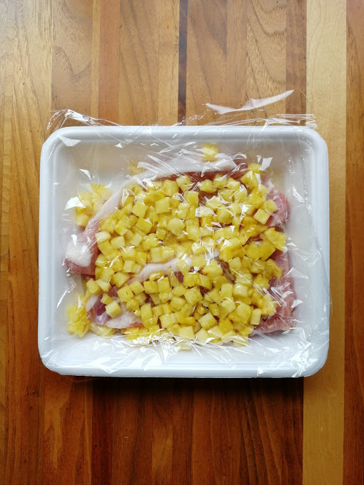 残りのパイナップルも豚肉にのせ、ピッタリラップをし、冷蔵庫で３時間くらいおく。（ジッパー付き保存袋でもOK。）