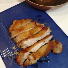 カットする場合はフライパンから下ろしてすぐだと肉汁が全部出てしまうので、少し落ち着かせ触れるくらいになってからカットする。