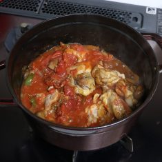 水分が飛んだら、カットしたトマト缶、オレガノ、鶏ガラスープ、塩を加えて蓋をしたら弱火で60分煮る。