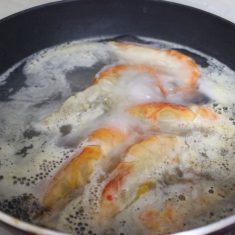 鍋に水2カップを沸騰させ、魚介類をゆでる。そこに、縦1cm幅に切ったパプリカを少量のオリーブオイルで焼いて、お皿に取り出しておく。