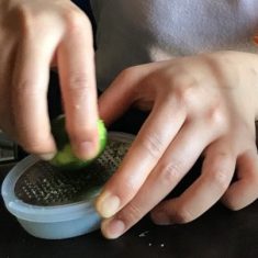 おろし金ですだちの皮の表面を擦る