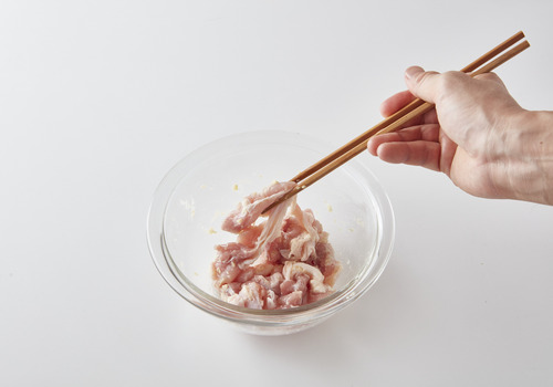 鶏肉を３ｃｍ角に切り、ボウルにいれ、塩、しょうがすりおろしを混ぜる。