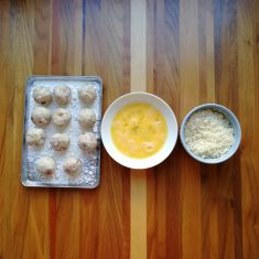 調味料と②を入れ、良く混ぜる、12等分にして、ピンポン玉のように丸める。