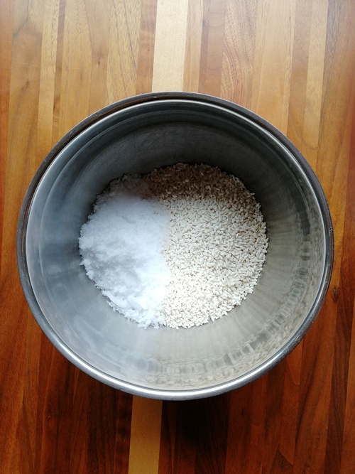 ボウルに米こうじと食塩を入れる。