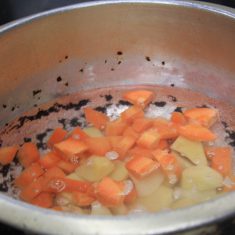 鍋に水、（A）を入れ、茹でる。絹さやえんどうは別の鍋でさっと茹でる。