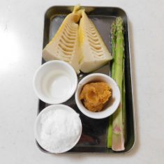 下茹でしてあるたけのこは、穂先はくし型、根本は半月に切る