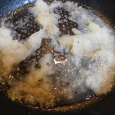 ②の肉を取り出したフライパンに、すりおろした玉ねぎを入れ、（A）の材料を加え、汁がなくなるまで、軽く煮込む。