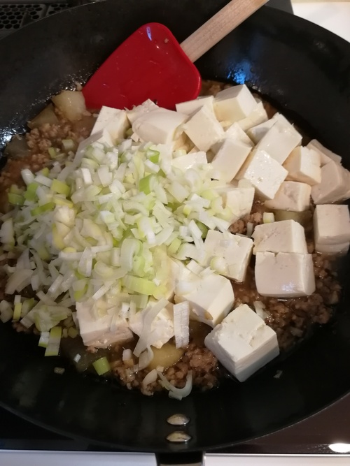冬瓜が柔らかくなるまで煮る。
②の豆腐と長ネギを入れ、やさしく混ぜ合わせる。