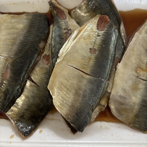 包丁でアジの皮目に切り込みを入れ、＝調味料＝と合わせて、冷蔵庫で10分寝かせて下味をつける。