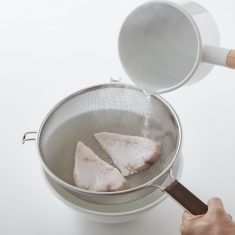 めかじきをザルにのせ、表面が白くなるまで、熱湯（分量外）をかけたら、水気を拭き取り、塩、黒こしょうをふり、薄力粉を薄くまぶす。