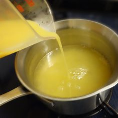みかんジュースを入れ、さっとひと混ぜして火を消す。