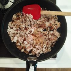 （豚小間甘辛そぼろを作る）　
豚小間肉は幅5㎜に刻み、ボウルに入れて（A）の材料を揉みこむ。
フライパンにサラダ油を強めの中火で熱し、①の豚肉を炒める。