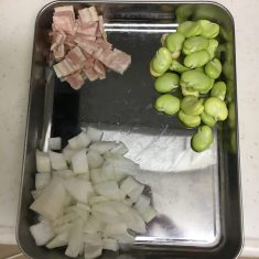 そら豆はさやからはずし、薄皮もむく。
