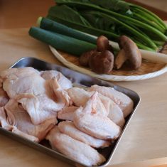 鶏手羽先は、先端部分をキッチンバサミで切り分ける。