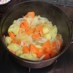 鍋に玉ねぎを入れて炒め、にんじん、じゃがいもも加えてさっと炒めたら塩を加えて全体を混ぜ、蓋をして弱火で10分間加熱する。この時点で野菜に火が通っていればOK。