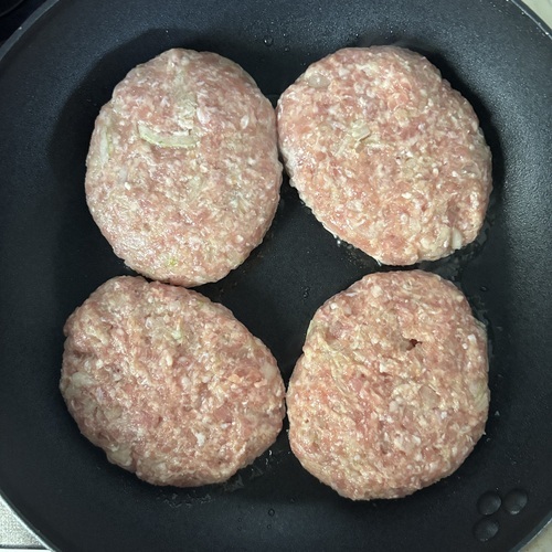 フライパンをコンロに置いて点火し、調理モード：焼きサポート/タイマー：7分に設定する。
食材投入のブザー音が鳴ったら、油をなじませる。
②を並べてモードキーを押す。