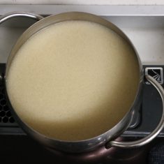 火を止めて、練りごまを少量ずつ溶き入れる。練りごまを加えた後はスープは沸騰させない。