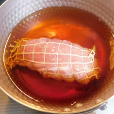 鍋に豚肉をいれ、Aの材料をいれ、火にかける。