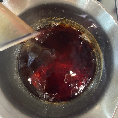 煮切りみりんに醤油を入れて常温に冷ます。