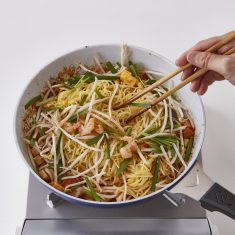塩、黒こしょうで味を調え、器に盛り、レモンのくし切り（分量外）を添える。