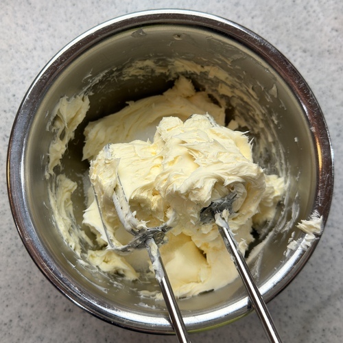 ボウルに柔らかくしたクリームチーズを入れ、砂糖を加えてハンドミキサーでよく混ぜる。