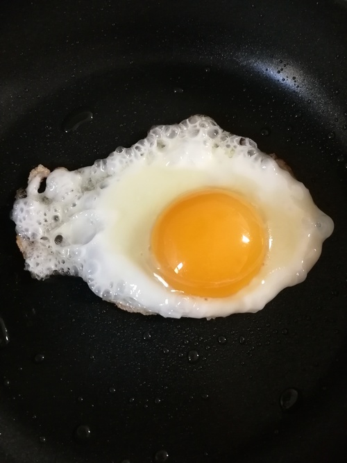 目玉焼きを焼く。