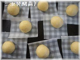 硬く絞った濡れふきんをかけてベンチタイムを10分とる。