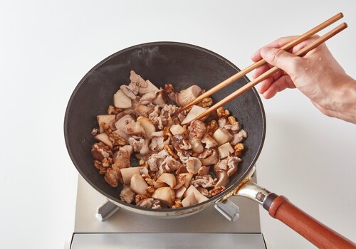 フライパン（テフロン加工）を中火で熱し、１とクルミをいれ、具材に焼き色がつくように炒める。