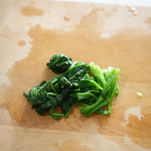 ほうれん草は根の部分に十字の切り込みを入れ、1分茹でて冷水に取る。水気を切り、3㎝幅に切る。