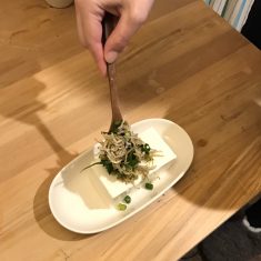豆腐の上に②を乗せたら完成。