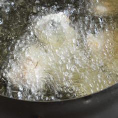 いわしは軽くペーパーで水気をとり、片栗粉をはたき170℃の油で4.5分揚げる。