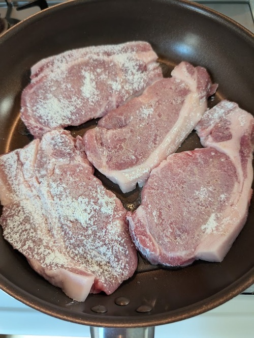 食材投入の報知が鳴れば、フライパンにサラダ油をなじませ、豚肉を入れてモードキーを押す。