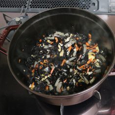 鍋を熱して油をひき、ひじき、油揚げ、にんじん、こんにゃくを炒める。