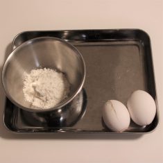 卵は殻付きのまま1日冷凍庫に入れておく。